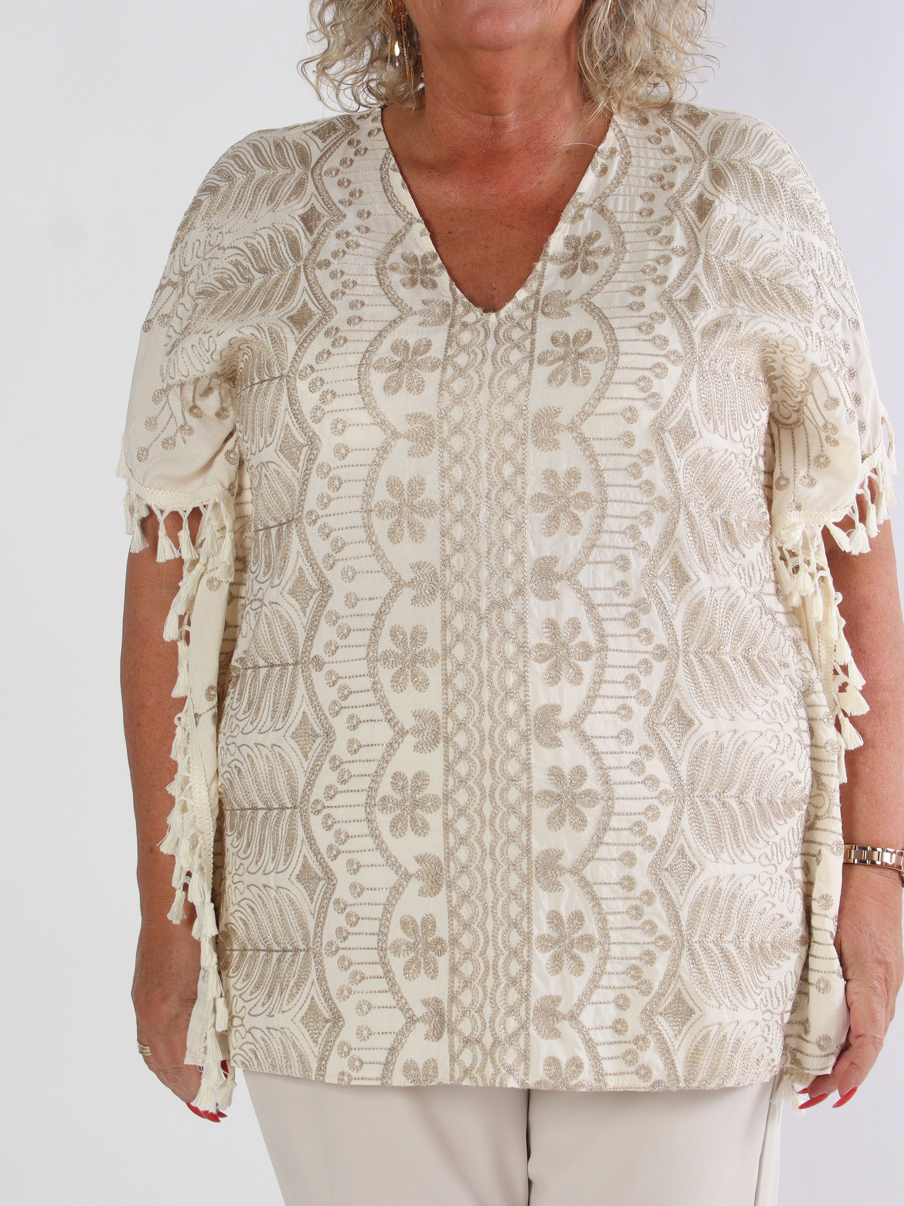 Aloha - Plus size tunika i viskose med guld broderinger og kvaster